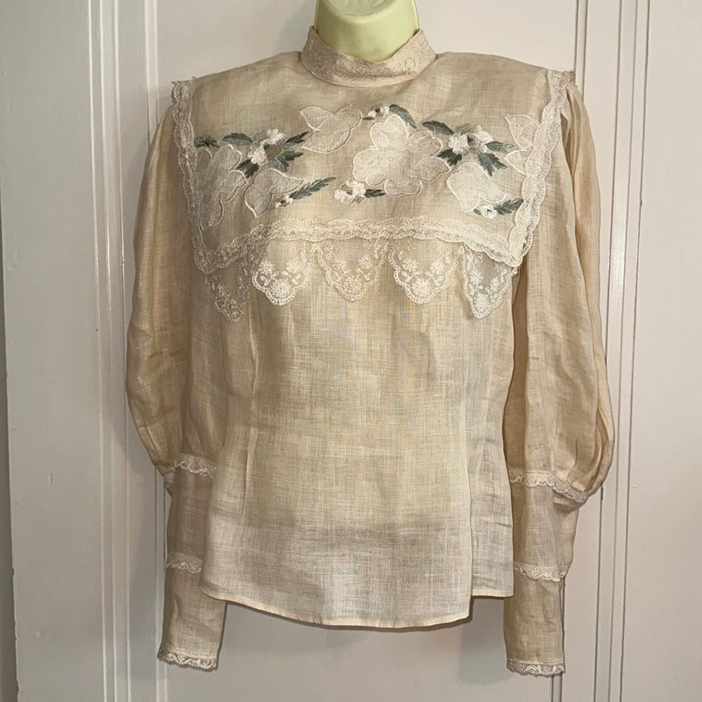 Vtg‎ 80s Cloak of Many Colors cream linen blouse with embroidered puritan collar